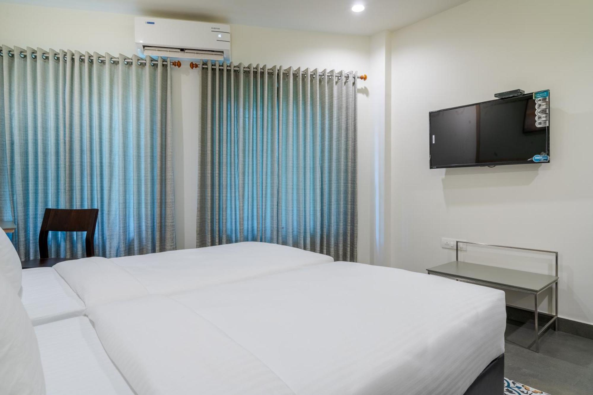 Hotel Aryaas Regent Kochi Exterior foto